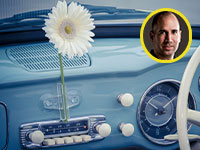 חצי שעה של השראה. רדיו באוטו. ותודה לשני הצעירים שיצאו לדייט ורצו להתמזמז באוטו עם מוזיקת רקע / צילום: מנחם רייס