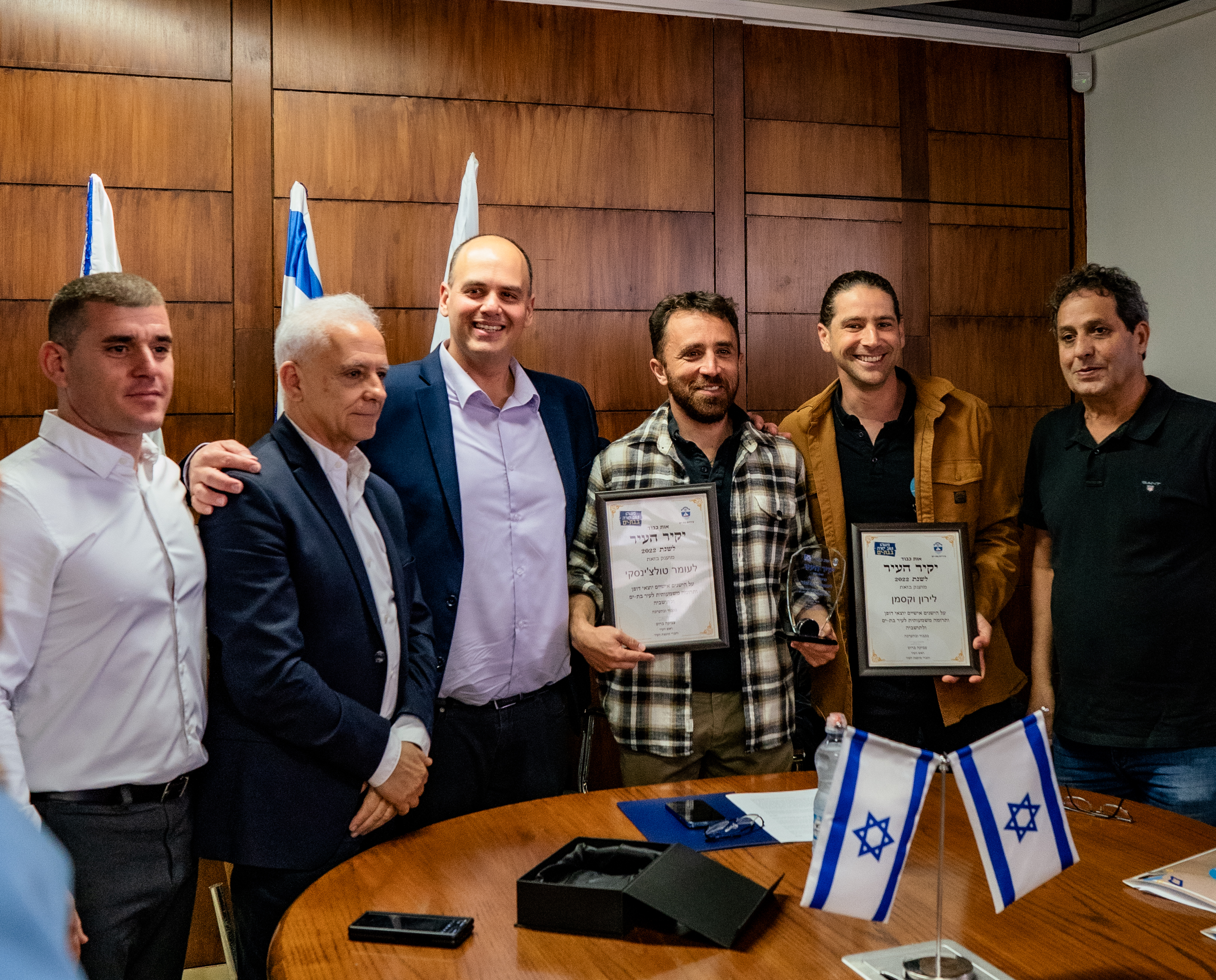 מימין: יהודה הרוש, עומר טולצ'ינסקי, ירון וקסמן, צביקה ברוט, אלי יריב, ירון לוי / צילום: עמותת הגל שלי לקידום נוער בסיכון מימין: יהודה הרוש, עומר טולצ'ינסקי, ירון וקסמן, צביקה ברוט, אלי יריב, ירון לוי / צילום: עמותת הגל שלי לקידום נוער בסיכון