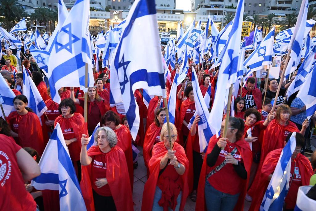 מיצג שפחות בכפר סבא / צילום: יורם רשף, באדיבות בונות אלטרנטיבה