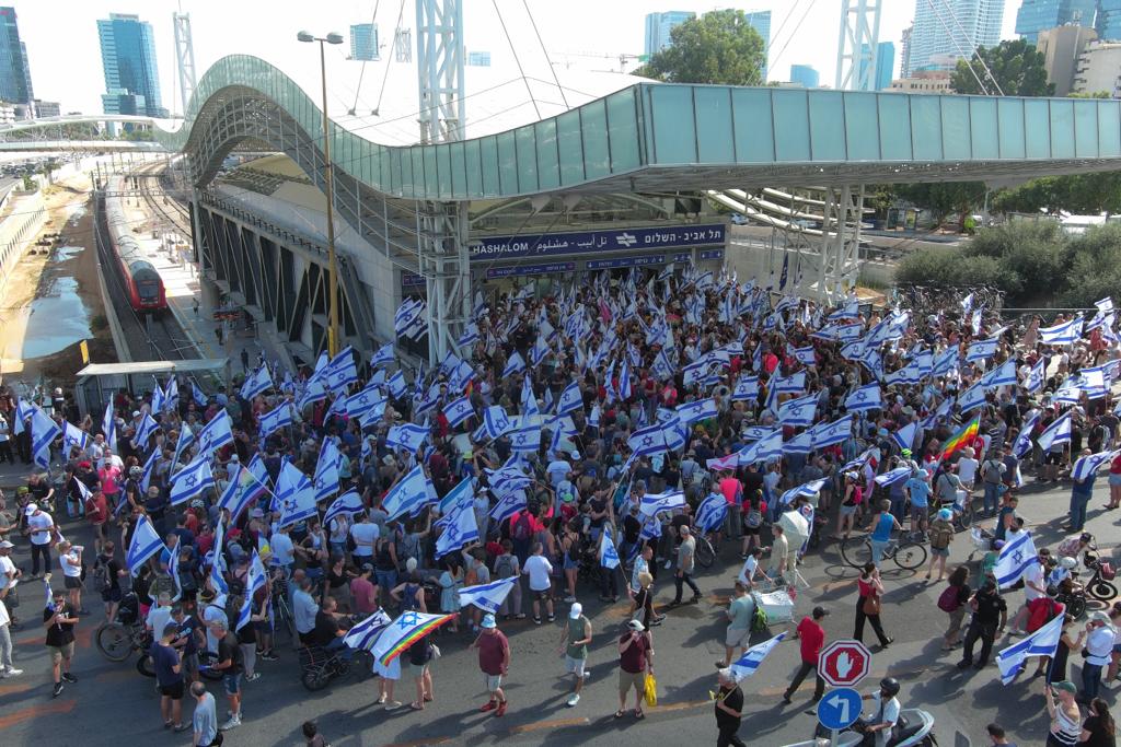 המוני מפגינים מחוץ לתחנת רכבת השלום / צילום: אביב אטלס המוני מפגינים מחוץ לתחנת רכבת השלום / צילום: אביב אטלס