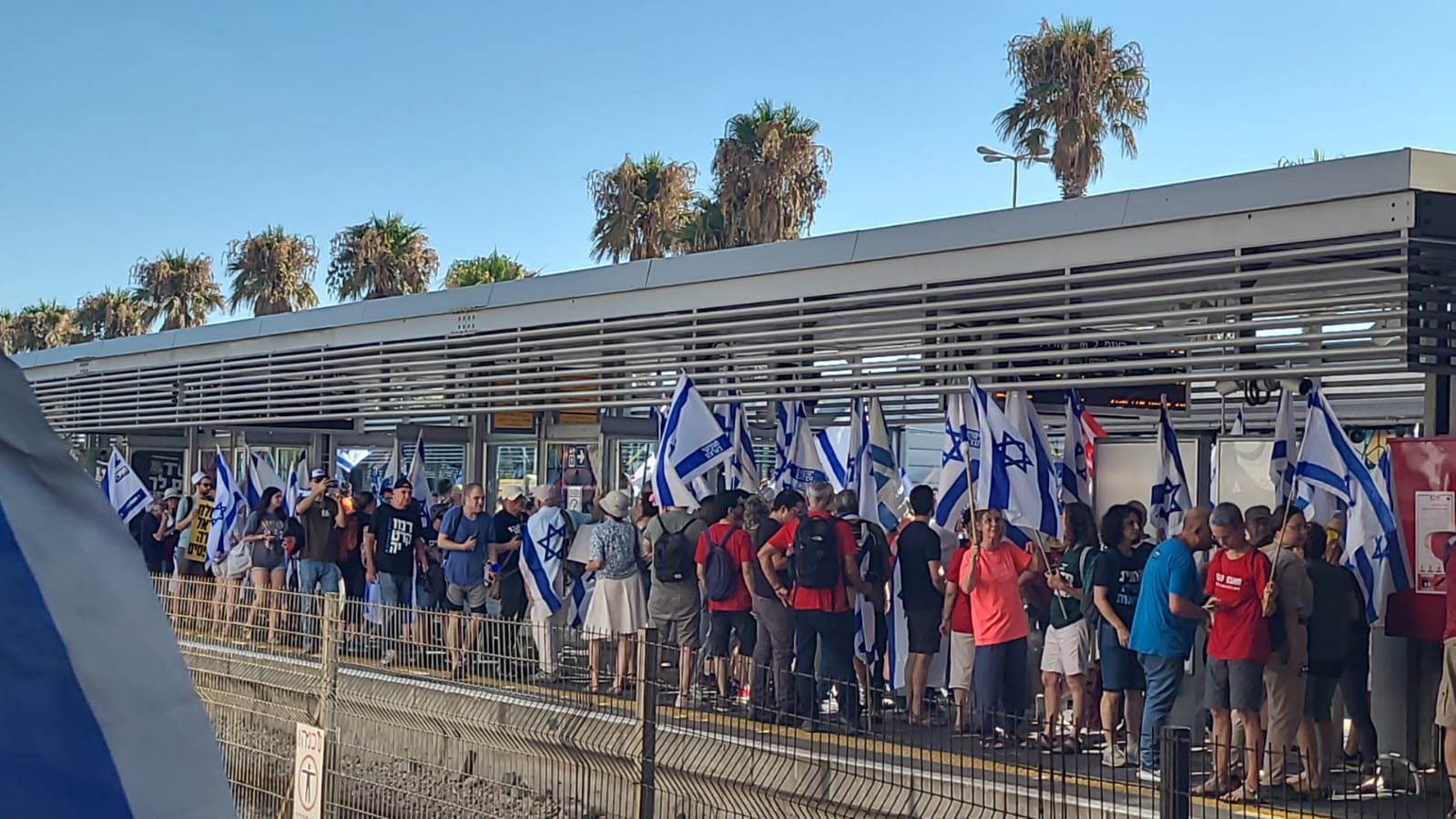 תחנת רכבת חוף הכרמל / צילום: מחאת העם חיפה תחנת רכבת חוף הכרמל / צילום: מחאת העם חיפה
