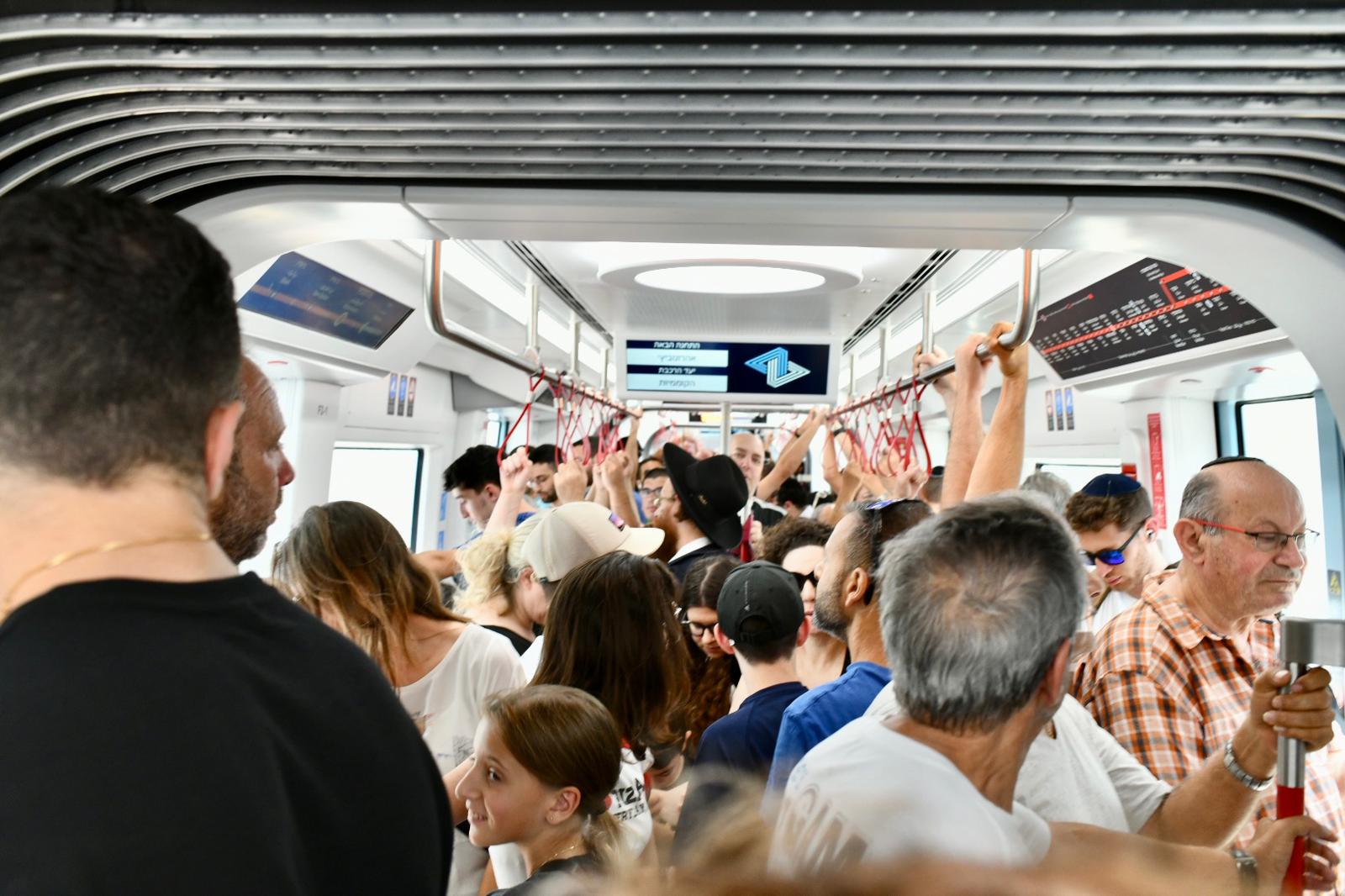 עומסים כבדים ברכבת הקלה / צילום: יוסי כהן