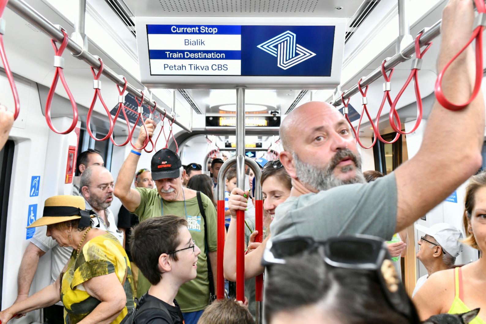 עומסים כבדים ברכבת הקלה / צילום: יוסי כהן