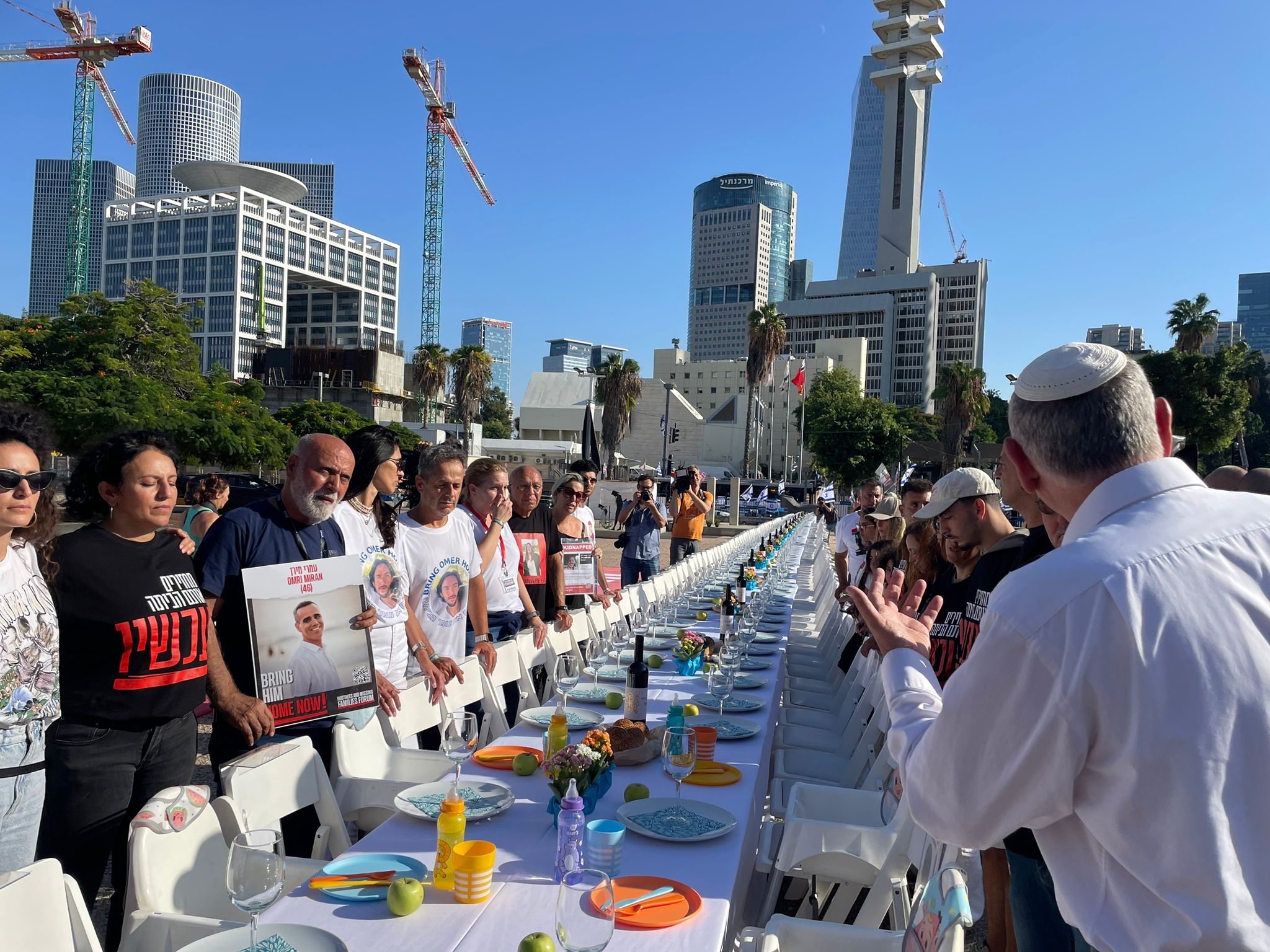 קבלת שבת עם בני משפחות החטופים והנעדרים ברחבת מוזיאון ת''א / צילום: תמונה פרטית