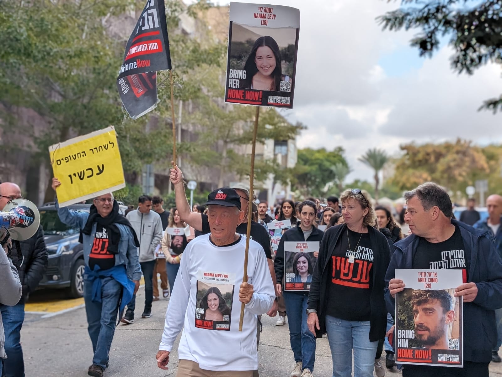 סבה של נעמה לוי החטופה בעזה בצעדת הסטודנטים בבאר שבע / צילום: תניא ציון וולדקס