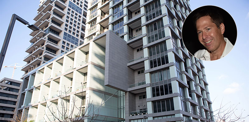 "מגדל רמז בת''א. בעיגול: אורי חייצ'יק / צילום: שלומי יוסף, אביב חופי"