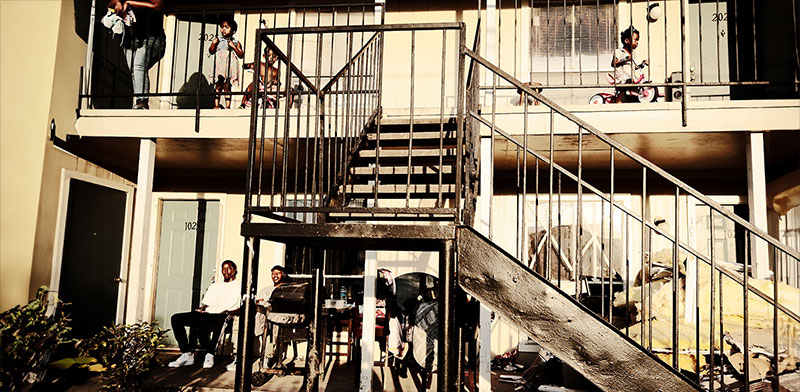 "בניין דירות לאחר הוריקן הארווי ביוסטון, טקסס, 2017. המפלס התחתון של הדירות נהרס על ידי מים / צילום: Reuters, CHRISTOPHER ALUKA BERRY"