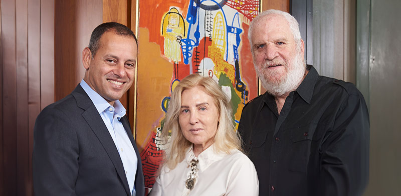 "פרופ' שיזף רפאלי, נשיא שנקר; אורית אפרתי, יו''ר חבר הנאמנים של שנקר; ואייל בן סימון, מנכ''ל הפניקס / צילום: נתי חדד"