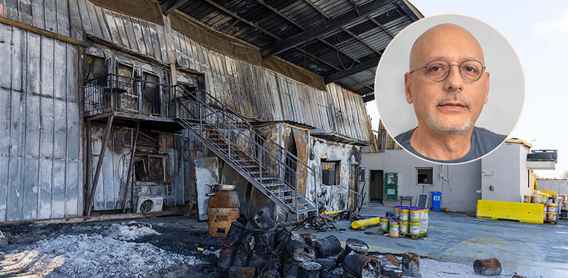 "מפעל נירלט השרוף בניר עוז. בעיגול: המנכ''ל עמרי לוטן / צילום: לירון מולדובן, דור פוזואלו"