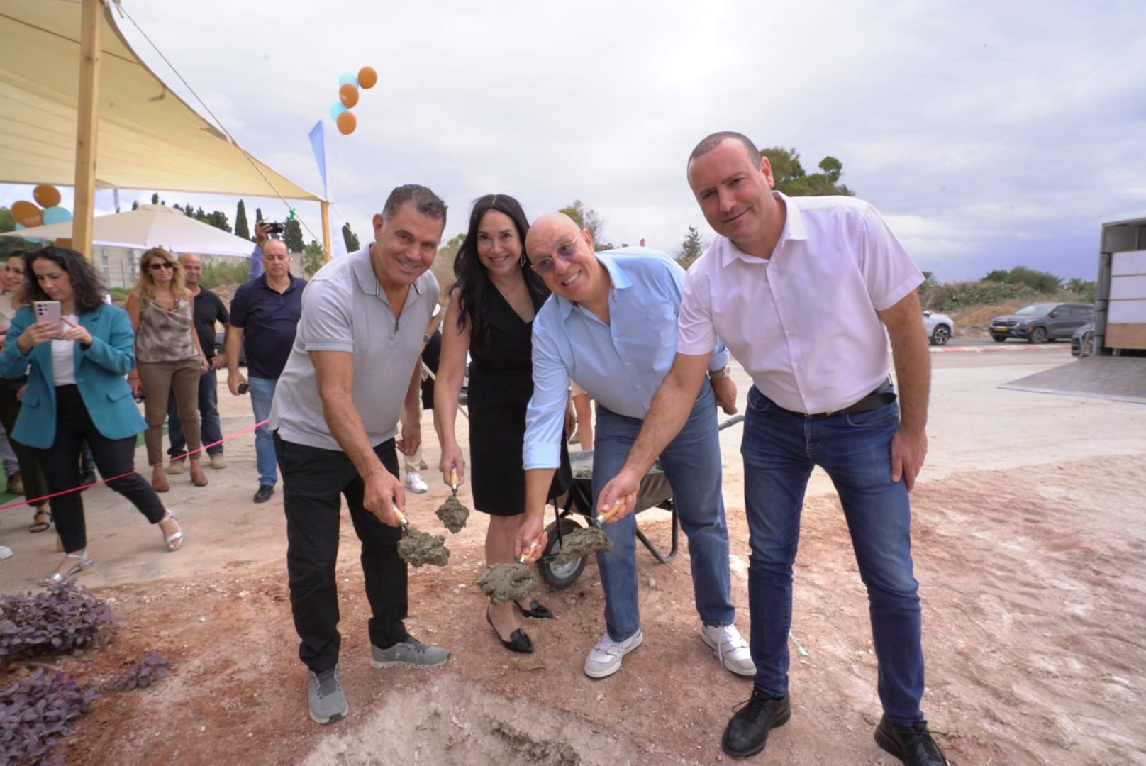 מימין: מתן דיל, ראש עיריית רחובות, מריו זוזל , בעלי משותפים אלמוגים, מיכל גור מנכ''לית אלמוגים, עמי בר משיח, בעלים משותפים אלמוגים / צילום: אלמוגים מימין: מתן דיל, ראש עיריית רחובות, מריו זוזל , בעלי משותפים אלמוגים, מיכל גור מנכ''לית אלמוגים, עמי בר משיח, בעלים משותפים אלמוגים / צילום: אלמוגים