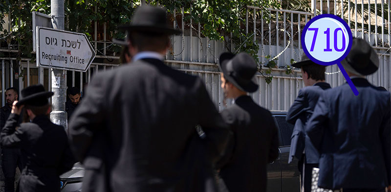 "האמירה ''על הציבור החרדי למצוא דרך לתרום למאמץ המלחמתי'' נמצאת בצלילה חופשית / צילום: ap, Ohad Zwigenberg"