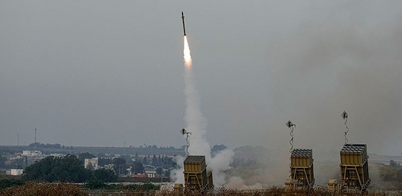 שיגור של כיפת ברזל / צילום: ap, Ohad Zwigenberg