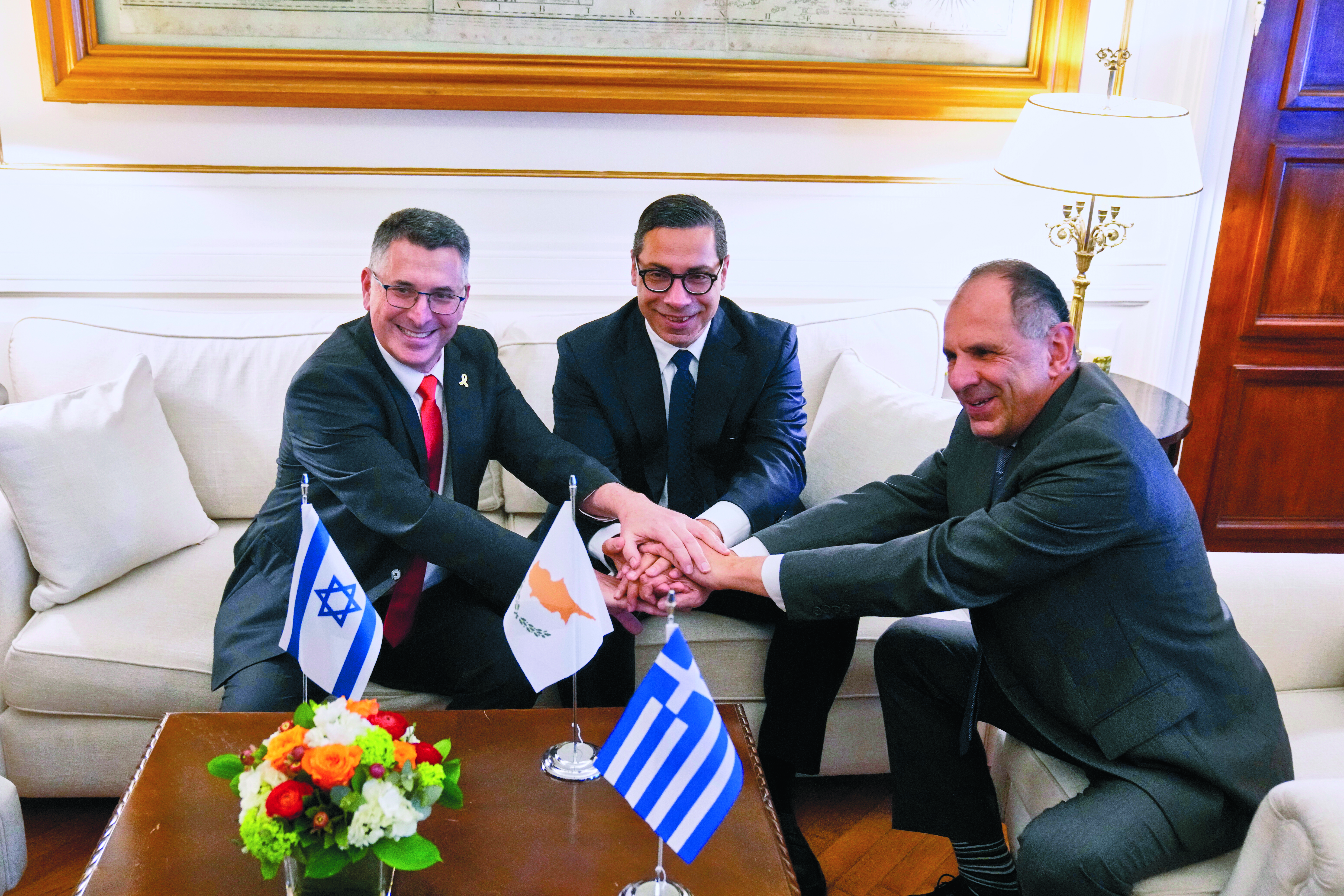שר החוץ גדעון סער (משמאל) עם מקביליו מקפריסין ויוון, בחתימה על הסכם אנרגיה / צילום: ap, Petros Giannakouris