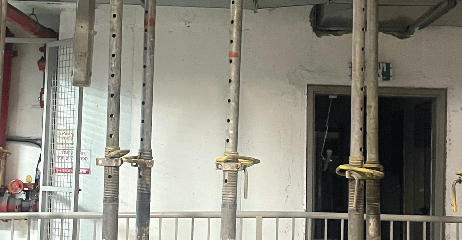 הנכס עדיין בשיפוץ אבל הדיירים התבקשו לחזור אליו. ''ככה מבקשים מאיתנו לנהל שגרת חיים'' / צילום: פרטי