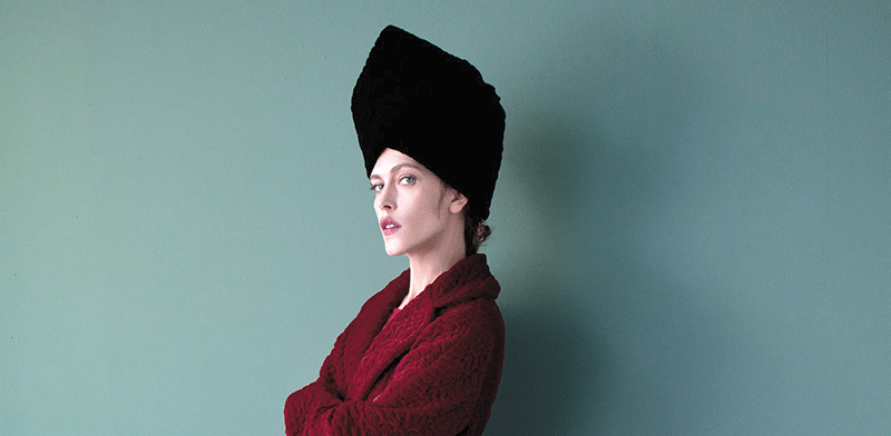 "יאנה גור בקולקציית עונת הנדודים 2016. השראות מקומיות / צילום: פרטי"