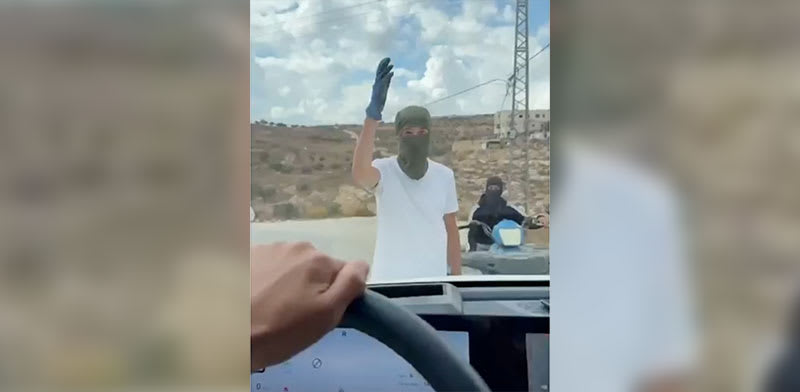 רעול פנים באזור שבו מתנחלים תקפו פלסטינים ודיפלומטיים באיו''ש / צילום: ap