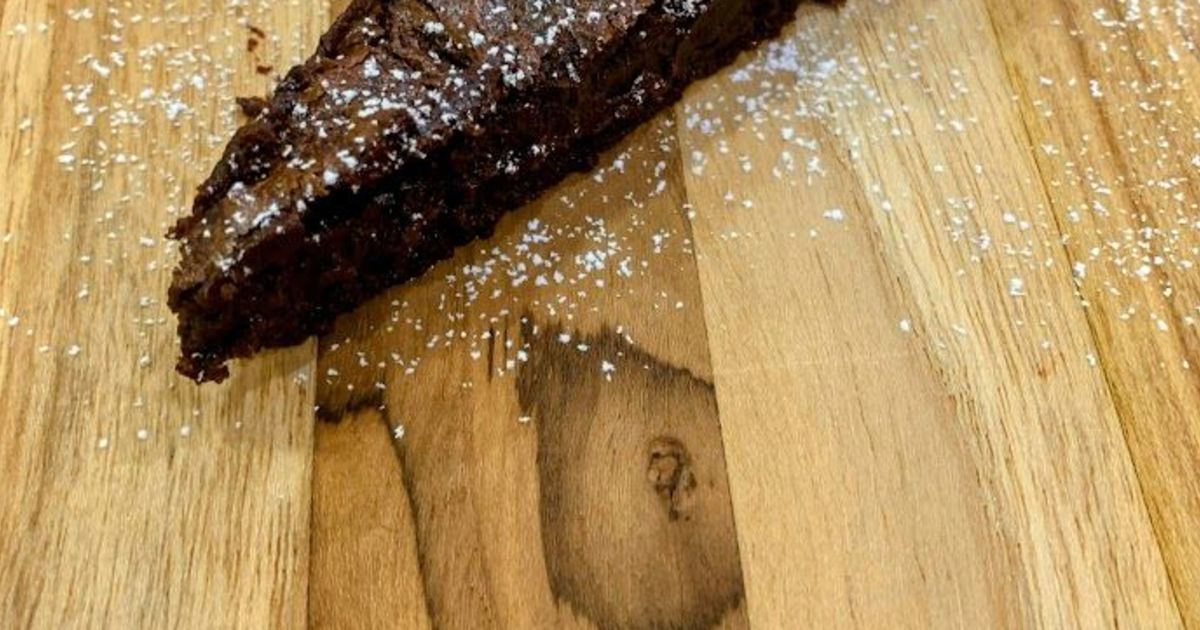 Flourless Mexican Hot Chocolate Cake | Simply Flavorful