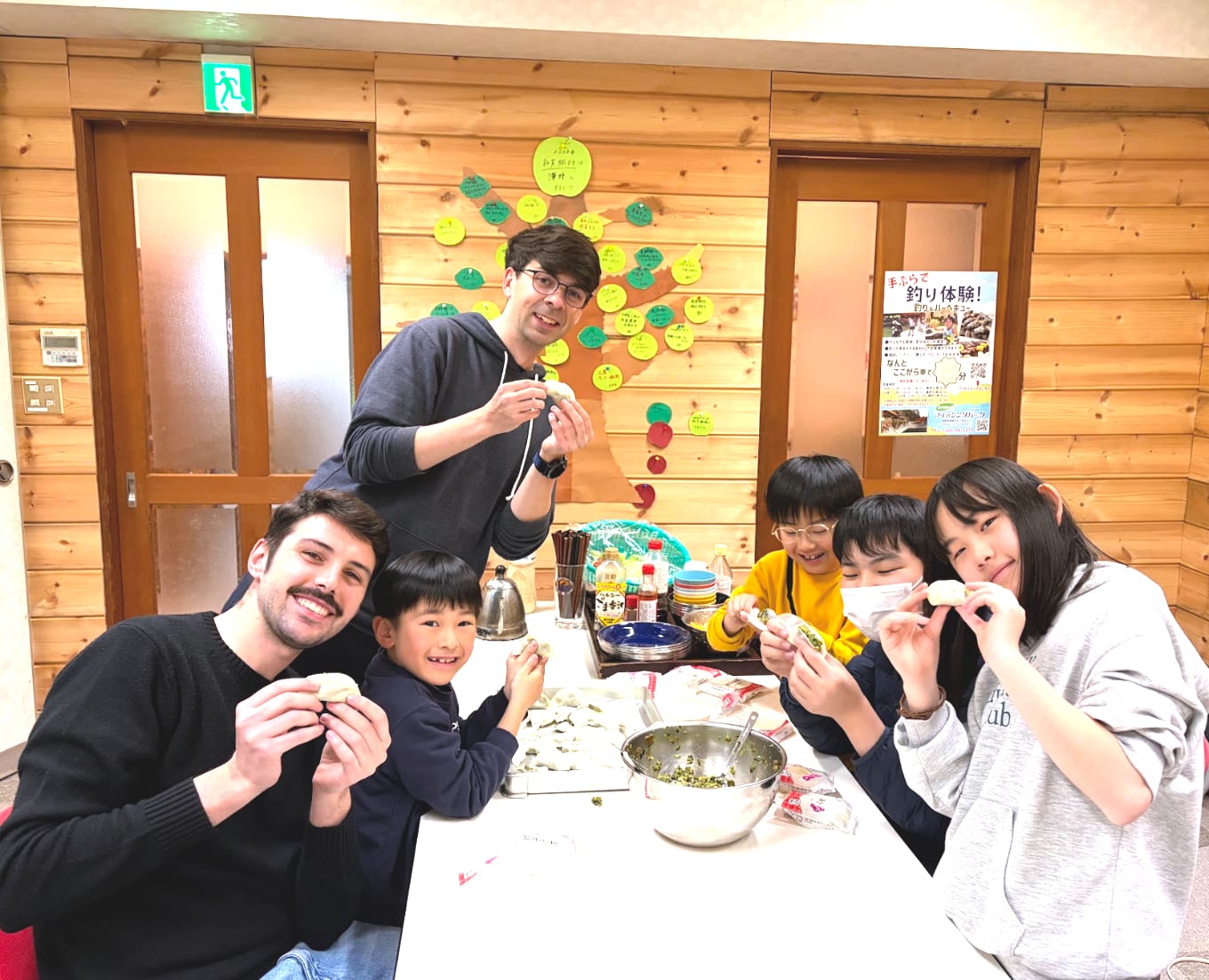 英語でクッキング中のネイティブ講師と生徒の様子