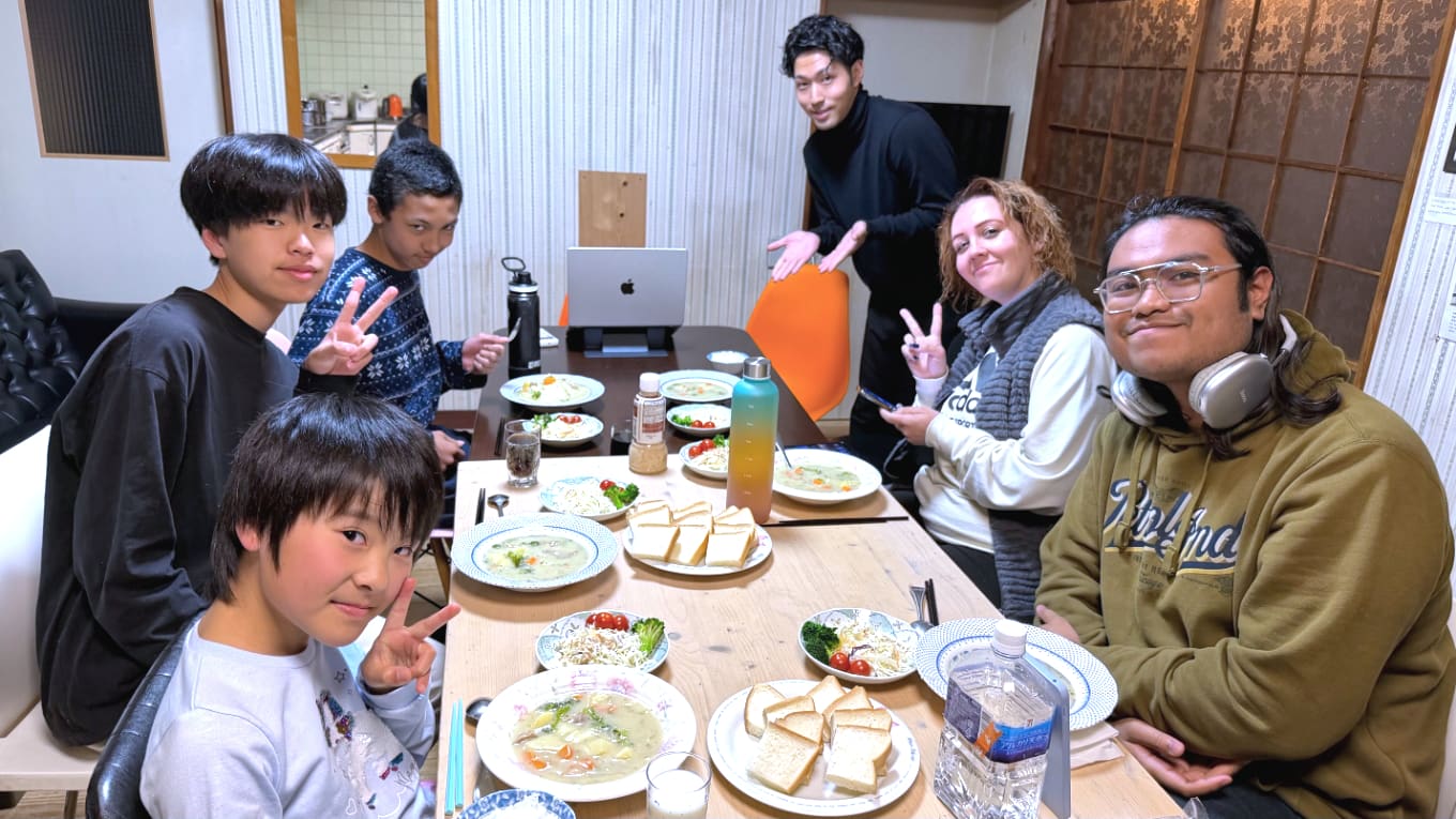 ネイティブ講師と一緒に英語でクッキング体験する子どもたち｜長野 国内英語キャンプ
