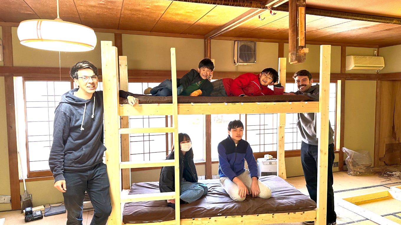 火を起こし料理をする。あえて不便な環境で子どもが考え工夫し助け合う