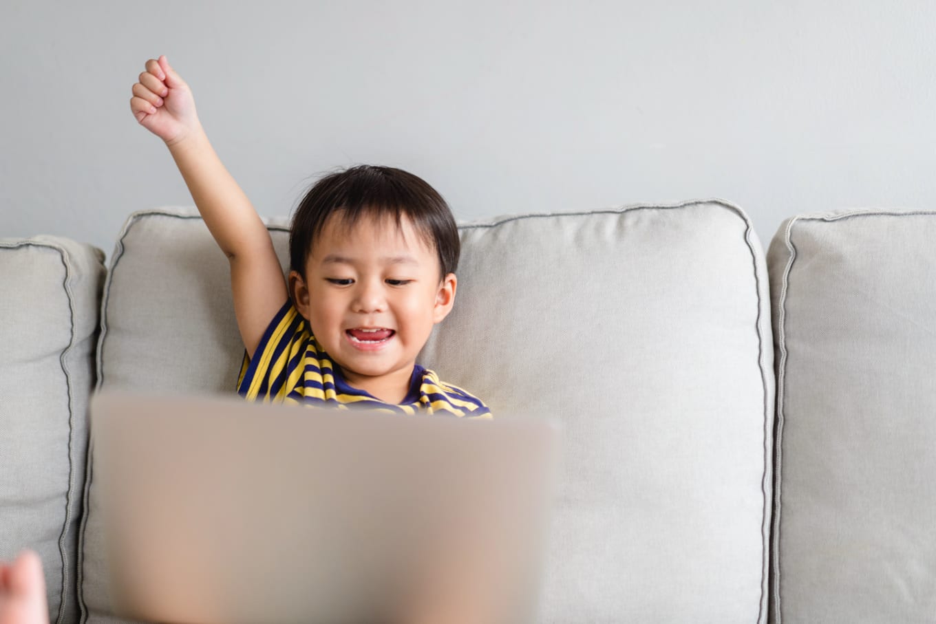 オンラインの子供英語レッスンは、Zoomや専用アプリで簡単に始められます