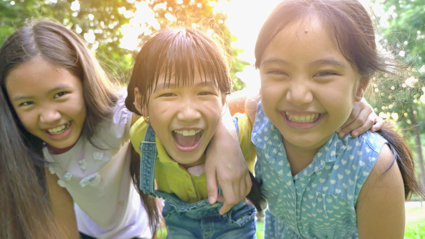 屋外で活動する子どもたち（親子留学のイメージ）