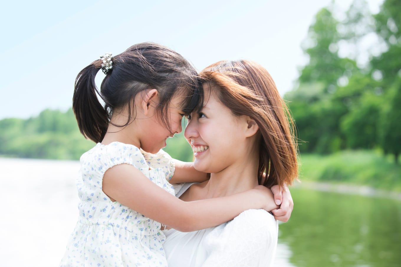 放課後に公園で遊ぶ母と子（母子留学のイメージ）