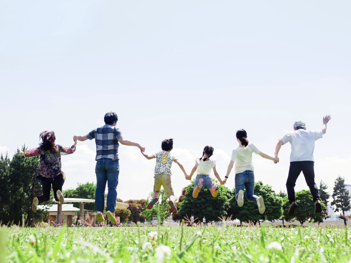 公園で過ごす三世代の家族（祖父母同伴のイメージ）