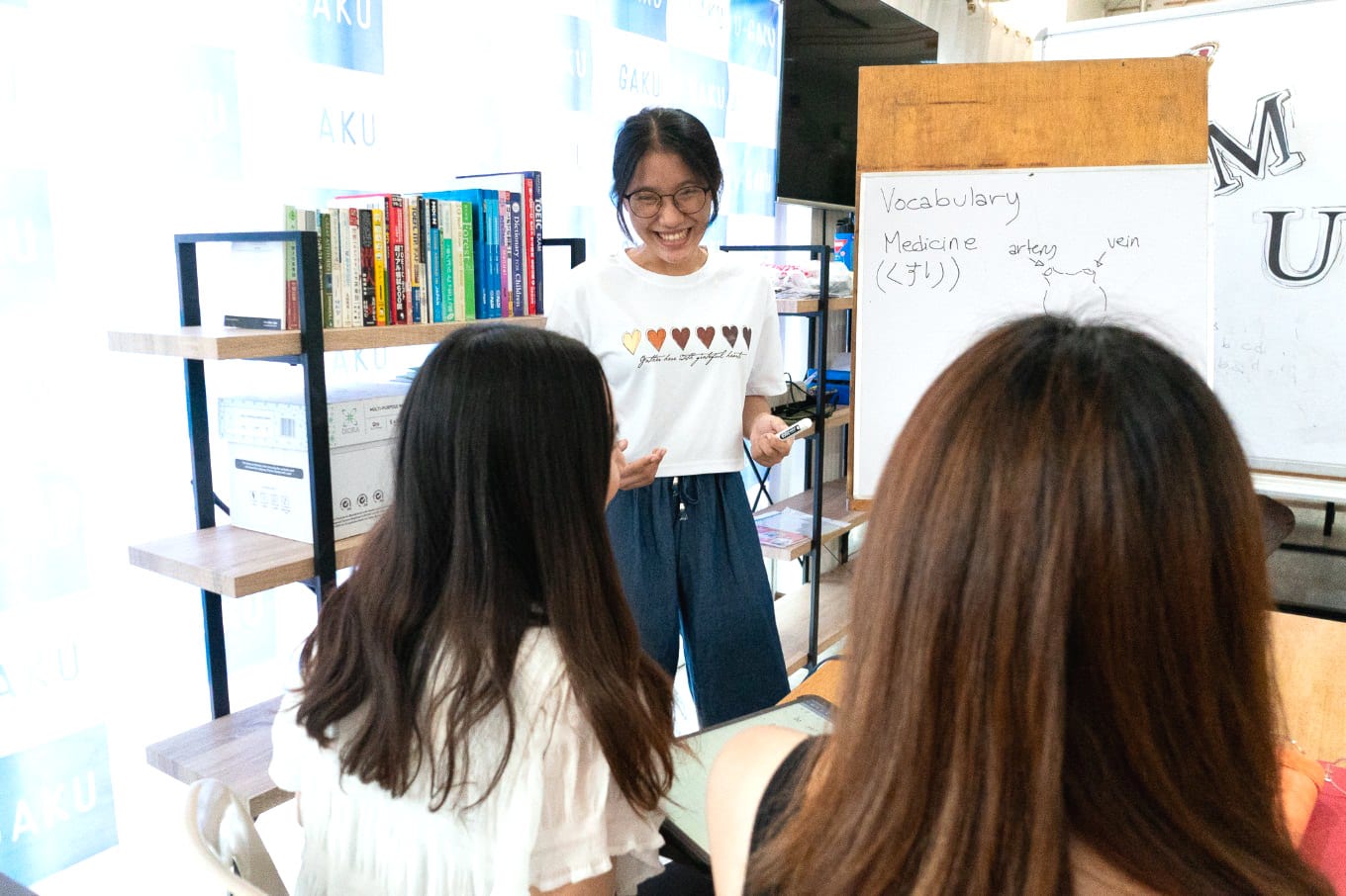 セブ島英語サマースクールでマンツーマンとグループ学習に取り組む参加者