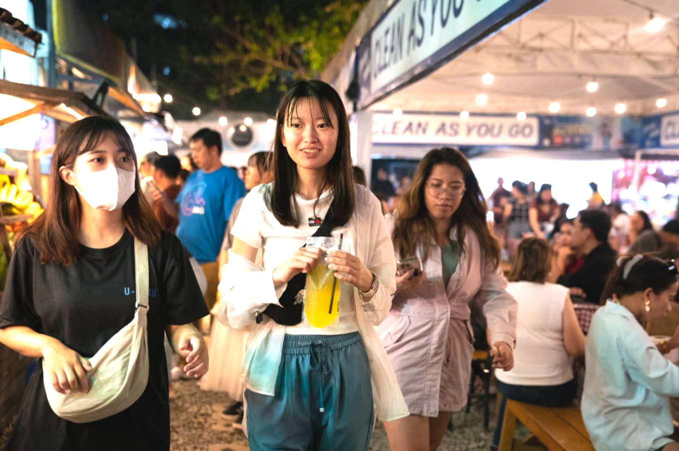 セブ島英語サマースクールで英語のレシピを使い料理に挑戦する参加者