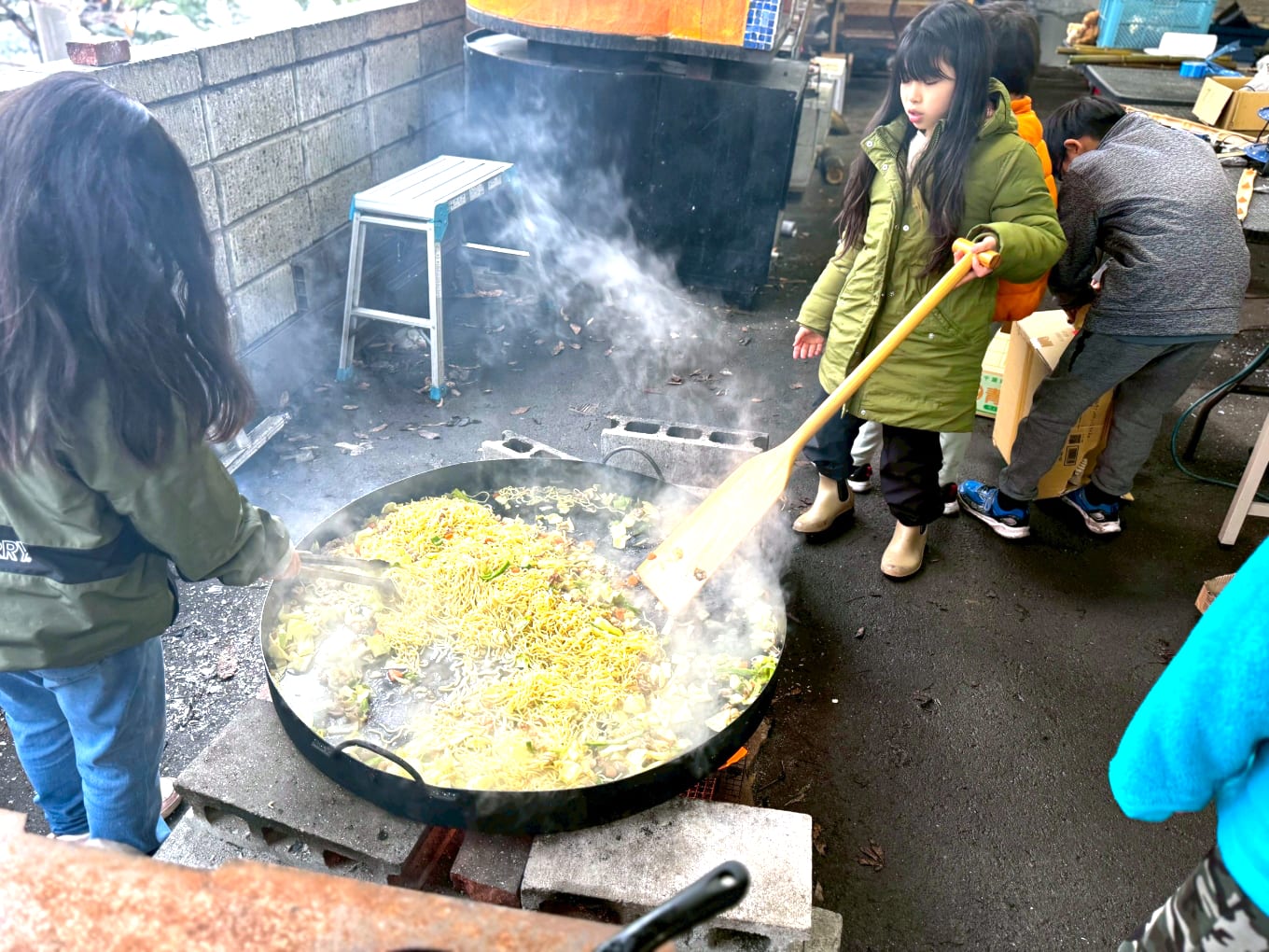 長野・塩尻の国内英語キャンプで子どもたちが大鍋クッキングを楽しむ共同生活アクティビティ