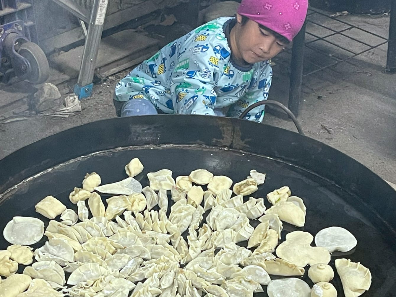 長野・塩尻の自然の中で子どもたちが大鍋で餃子を焼く国内英語キャンプのクッキング体験