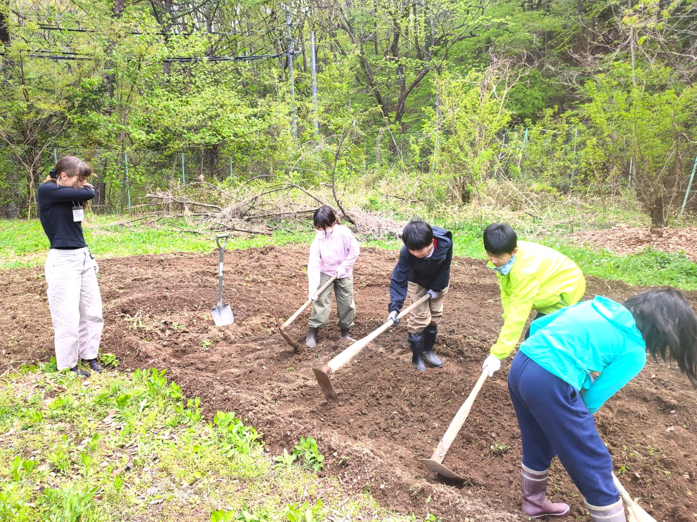 長野・塩尻の自然豊かな環境で英語を使いながら農作業と自然体験を行う子どもたち