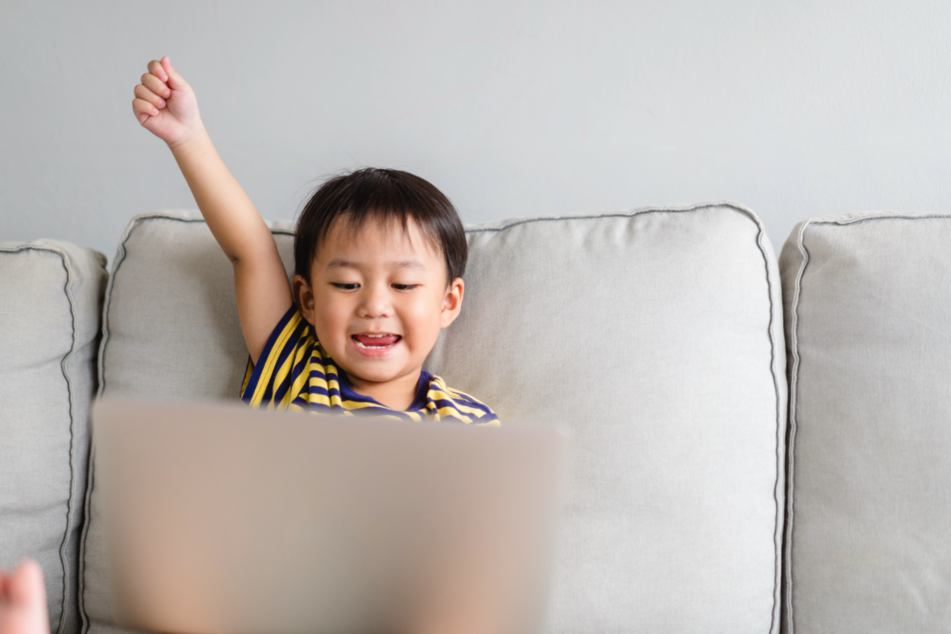 3歳の子どもがオンライン英語レッスンを笑顔で楽しんでいる様子