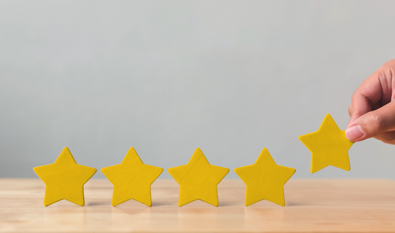 親子で一緒にオンライン英語レッスンを楽しむ3歳の子ども