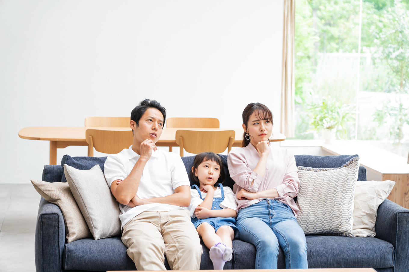 オンライン英語レッスンの比較に悩む3歳児の親子