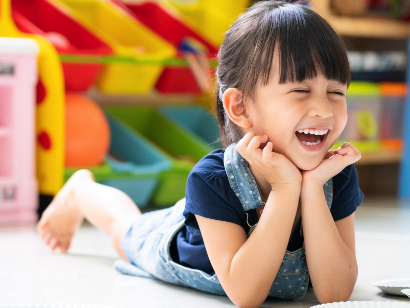 3歳の子どもがオンライン英語レッスン後に嬉しくて笑顔になる様子