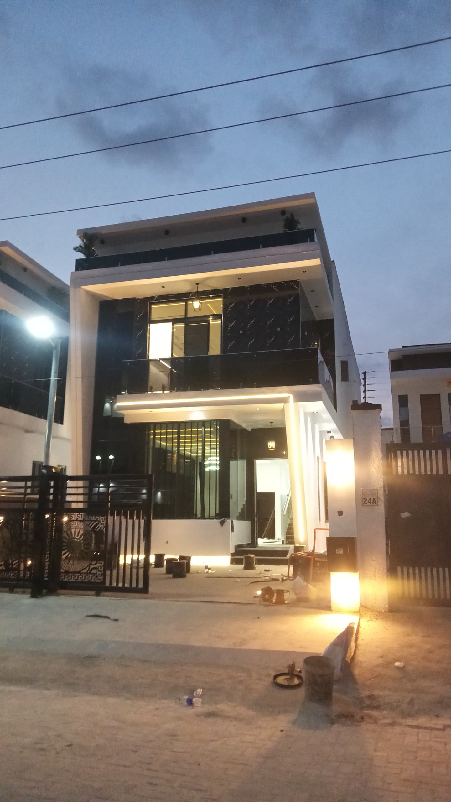 Luxury 5-Bedroom Fully Detached Duplex in Oakland Estate