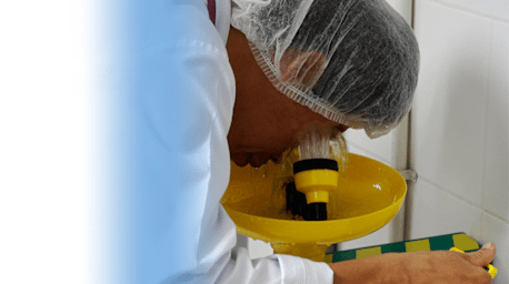 Korzystanie ze stanowisk do przemywania oczu oraz pryszniców bezpieczeństwa - Międzynarodowe (Using Eyewashes and Emergency Showers - International Polish)
