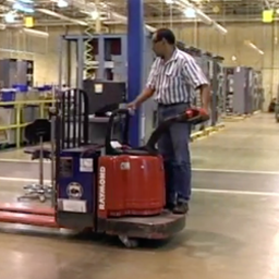 Operating Electric Pallet Jacks Safely, Spanish