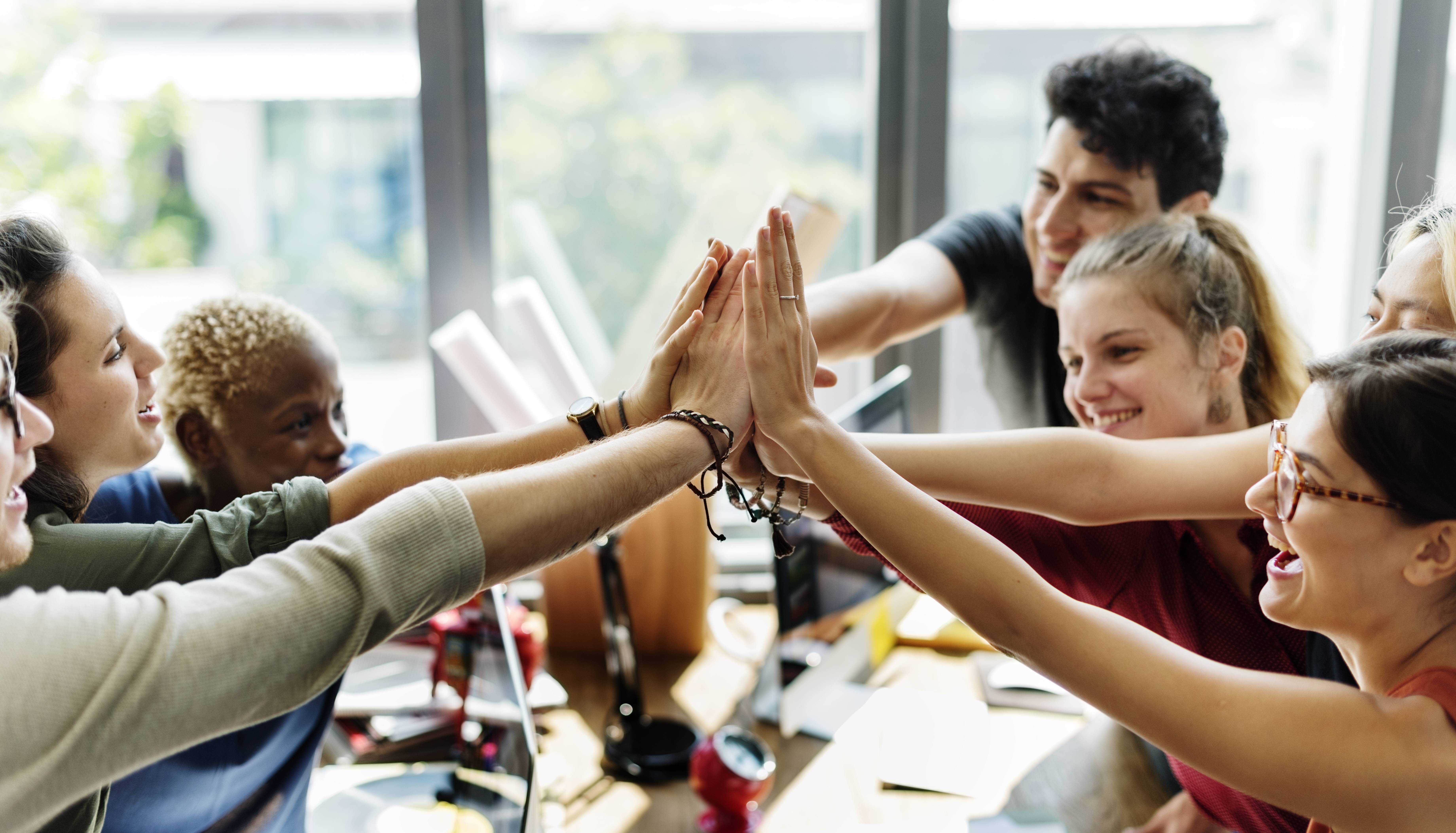 Teamwork. Общительный человек. Люди в офисе. Командный дух. Коммуникация в команде.