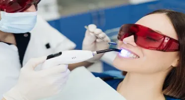 تبييض الأسنان بالليزر