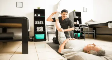 جلسة علاج طبيعي لكبار السن – تحسين الحركة وتخفيف الآلام