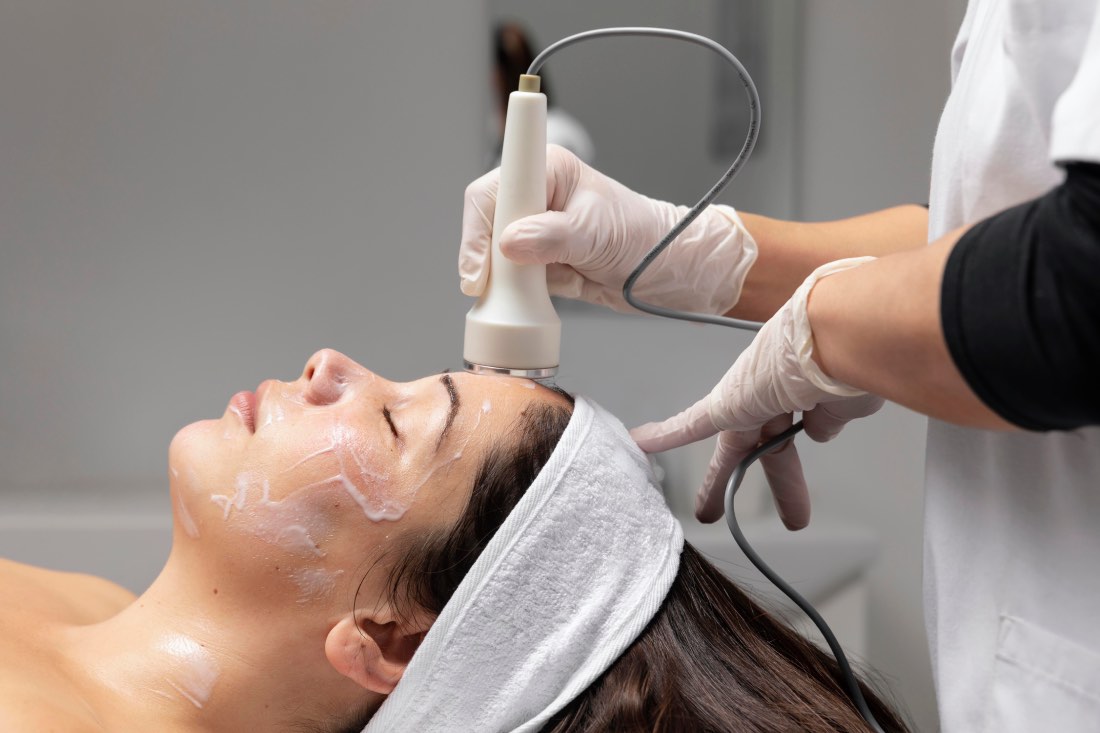 Hydrafacial cleaning with steam and blackhead removal + a skin-friendly mask