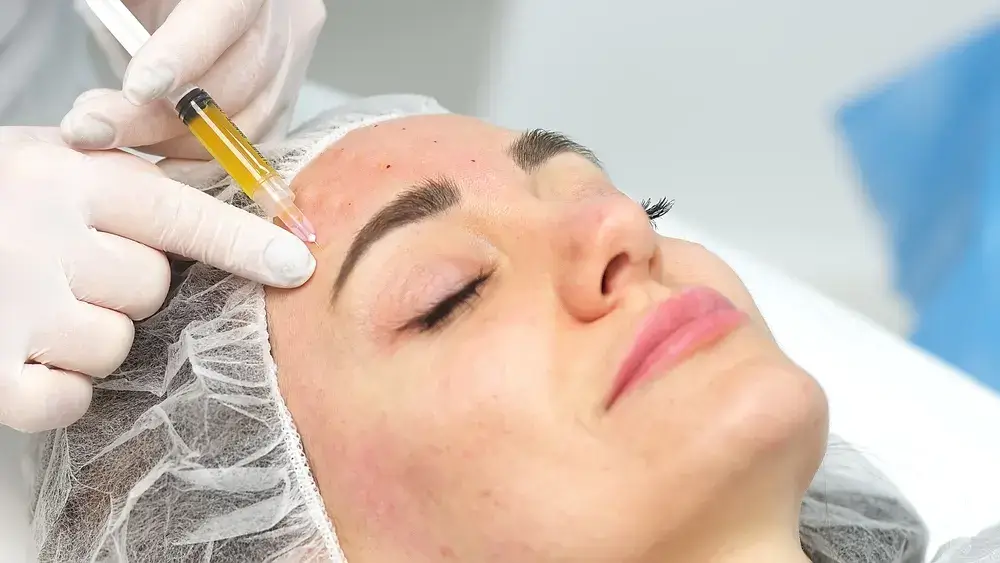 العلاج بالبلازما (PRP): الدليل الشامل للأنواع والفوائد واستخداماته للشعر والبشرة