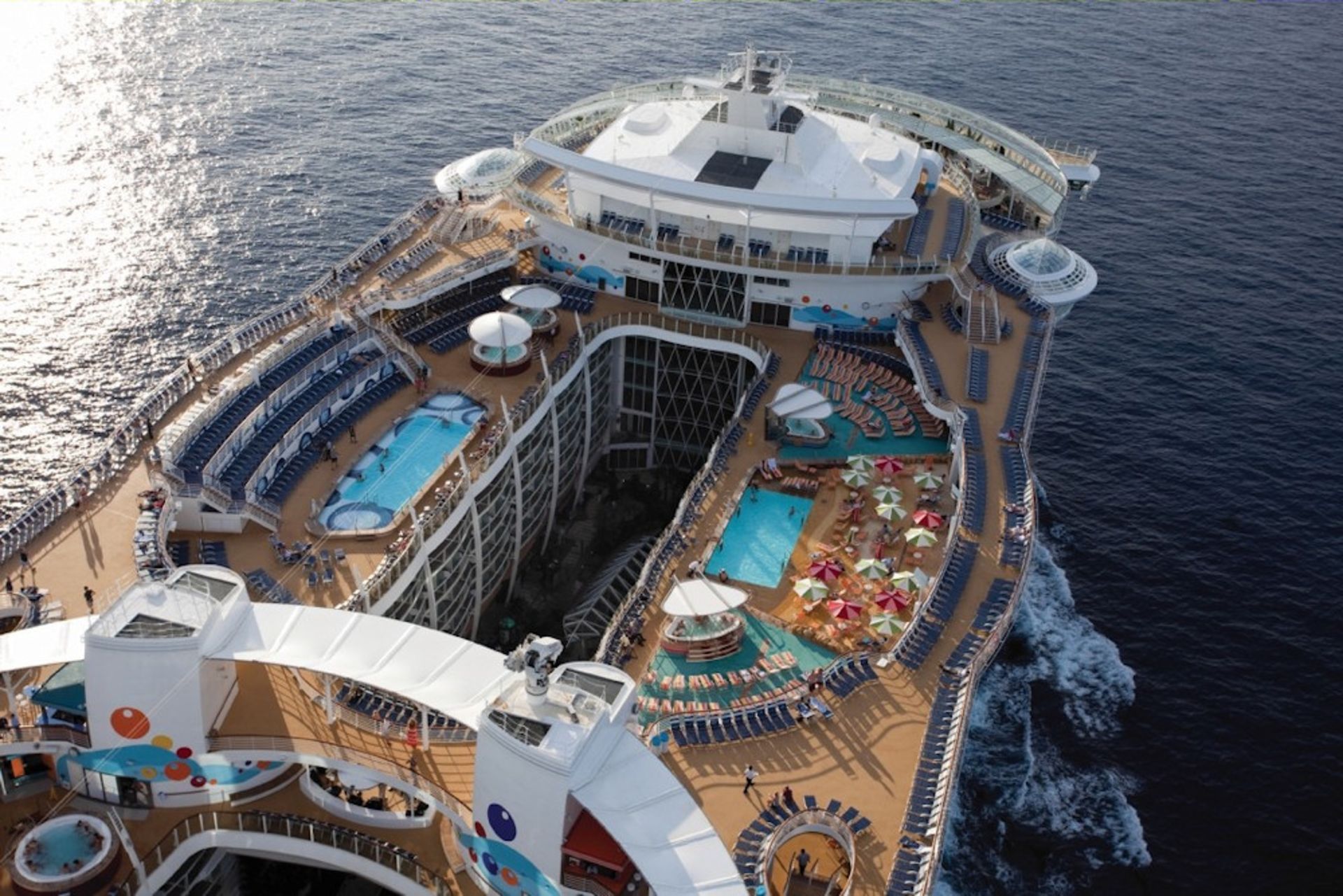 Die Pooldecks bieten Entspannung mit Blick aufs Meer