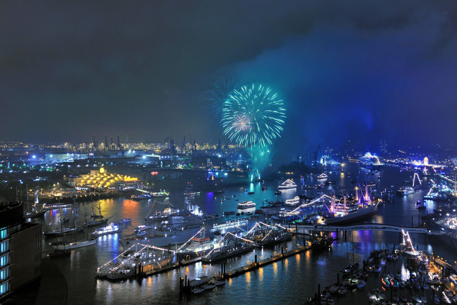 großes Feuerwerk beim Hafengeburtstag Hamburg