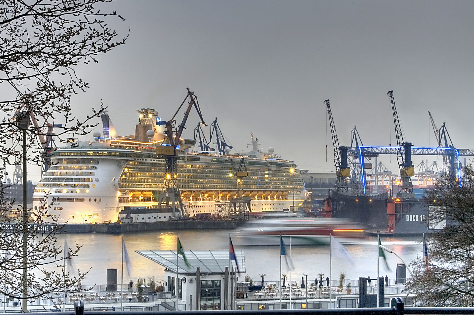 alternative Energieversorgung von Kreuzfahrtschiffen im Hafen Hamburg