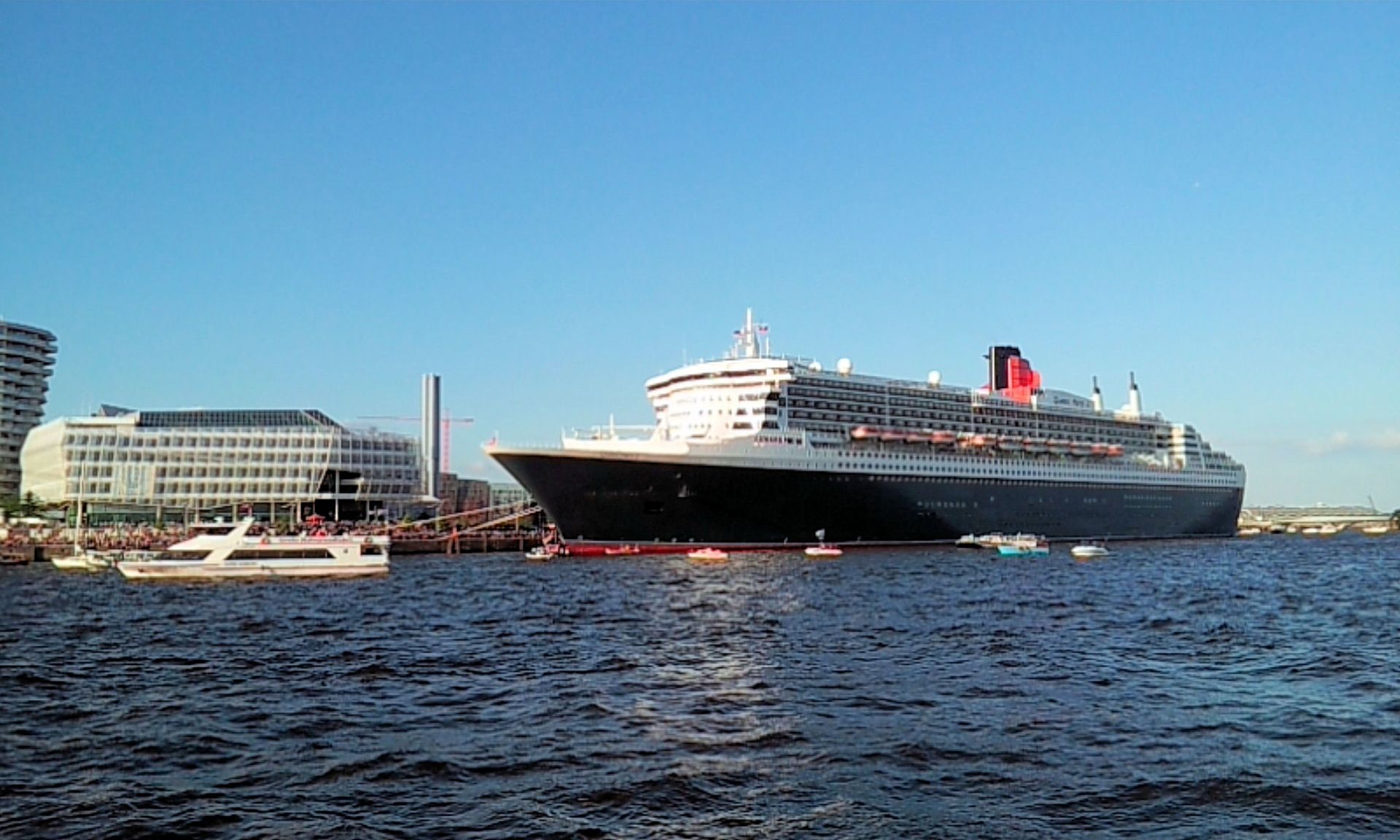Queen Mary 2 am Terminal in der Hafencity