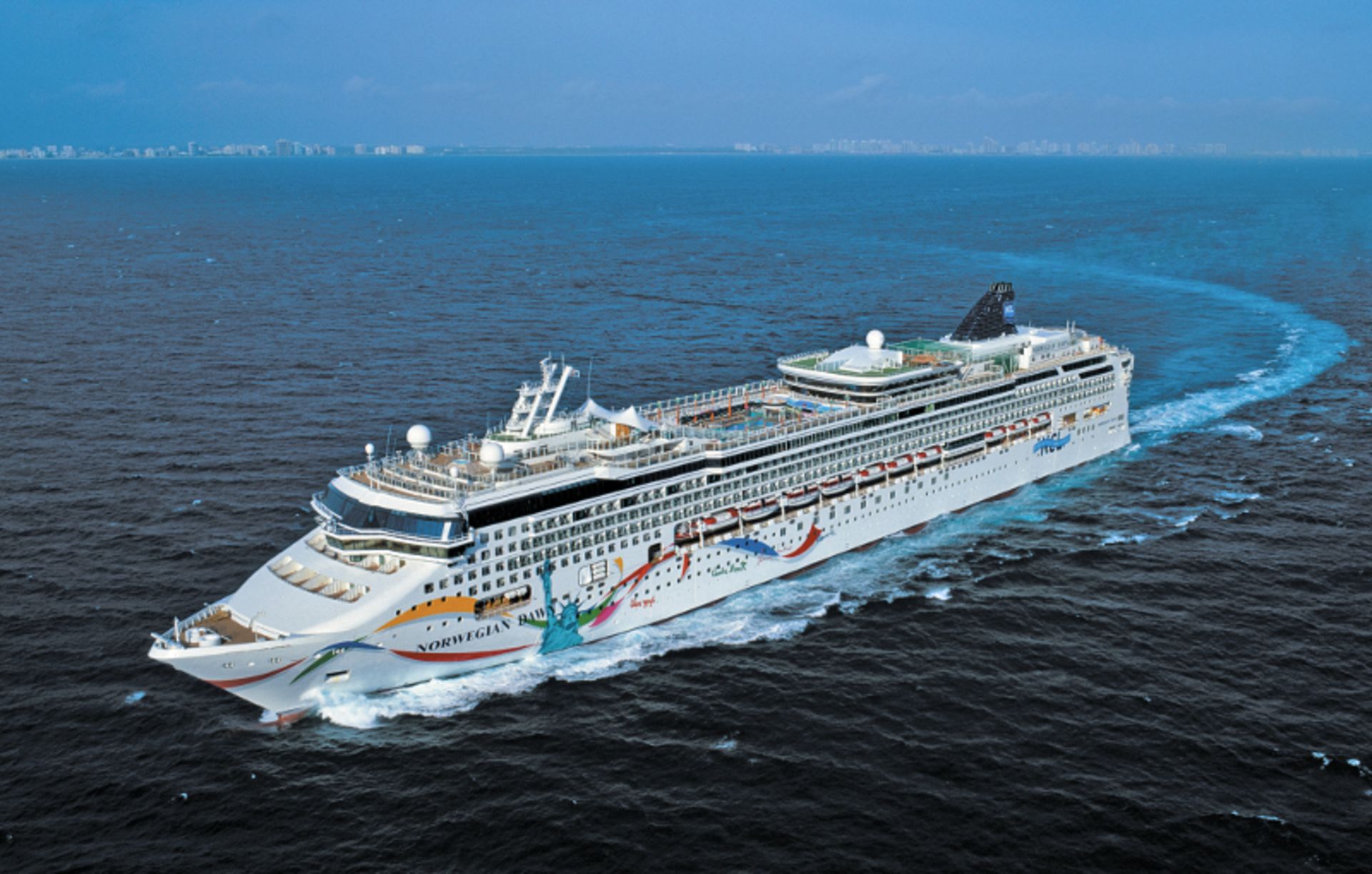 Die Norwegian Dawn auf dem Meer